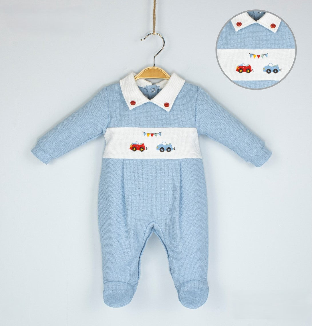 Grenouillère chic pour garçon avec broderie de voiture