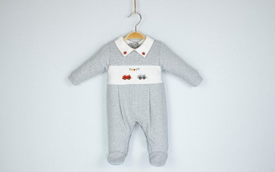 Grenouillère chic pour garçon avec broderie de voiture