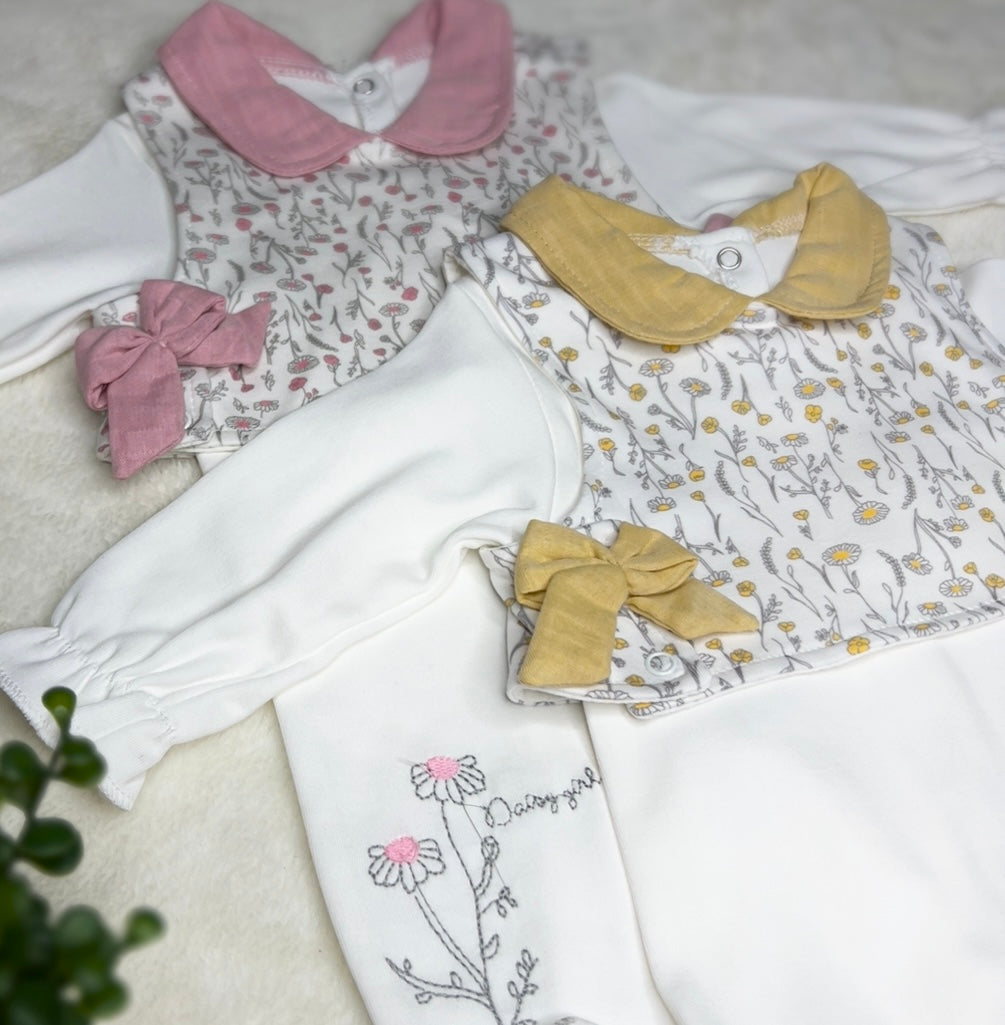 Grenouillère chic pour fille avec imprimé fleuri et col élégant