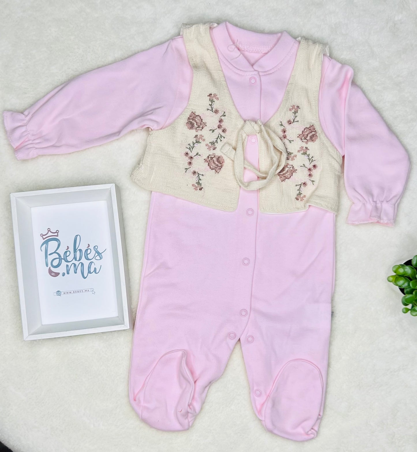 Grenouillère chic pour fille avec gilet et broderie de fleurs