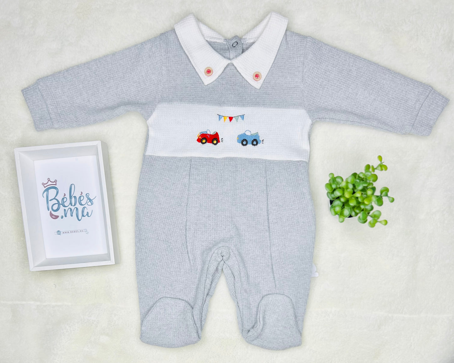Grenouillère chic pour garçon avec broderie de voiture
