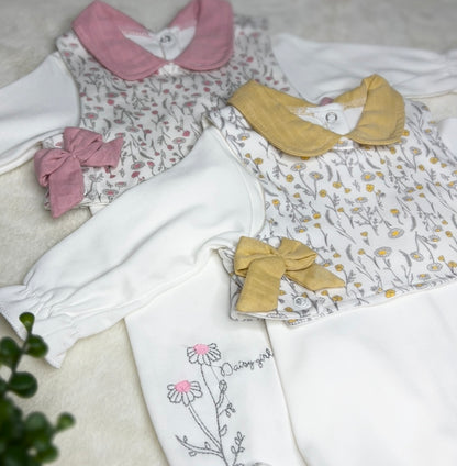 Grenouillère chic pour fille avec imprimé fleuri et col élégant