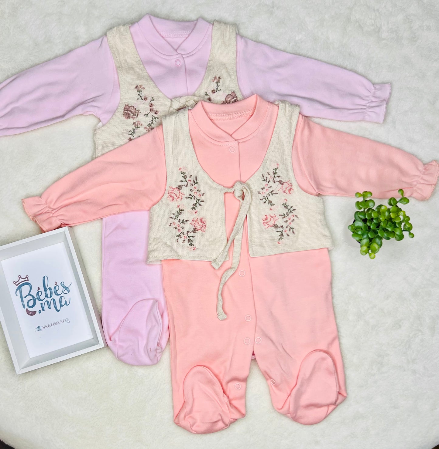 Grenouillère chic pour fille avec gilet et broderie de fleurs